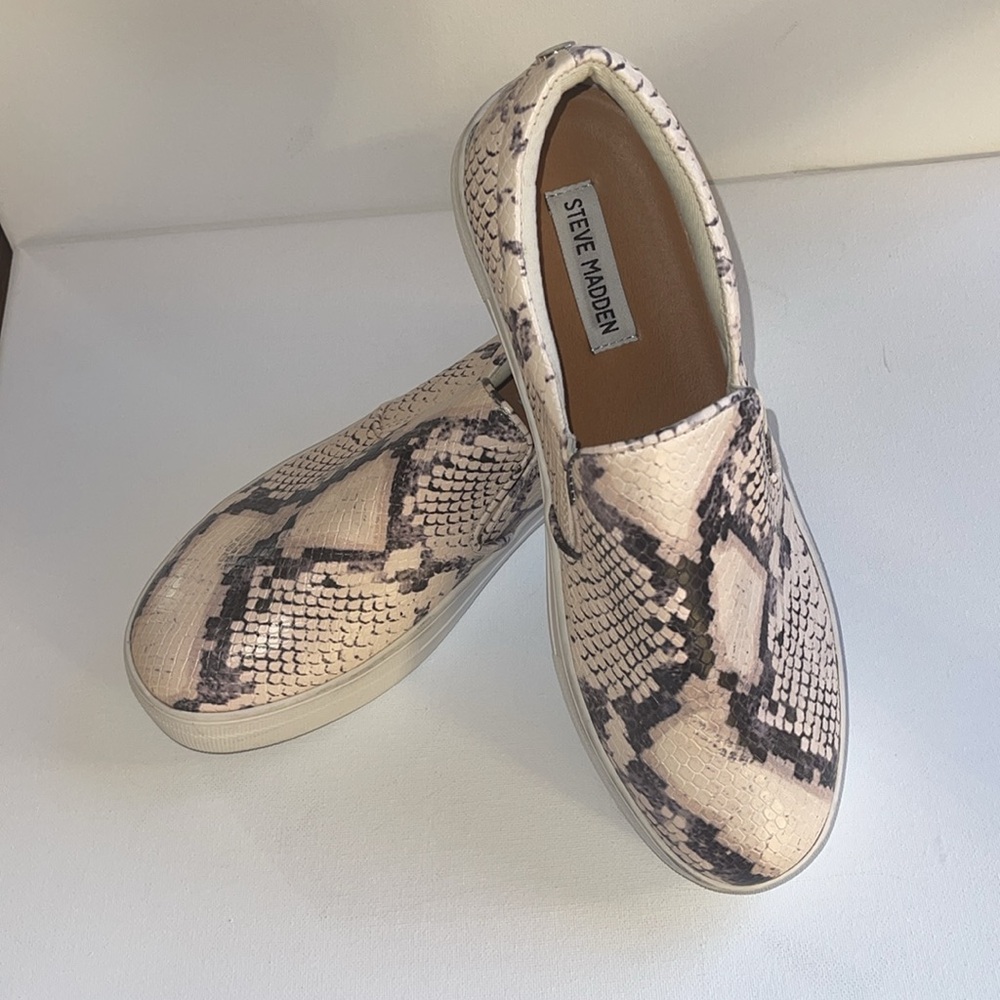 NWT STEVE MADDEN GILLS SLIP ON SNAKE SKIN PRINT SZ 9M SNEAKERS DISPLAY PAIR - Picture 3 of 12
